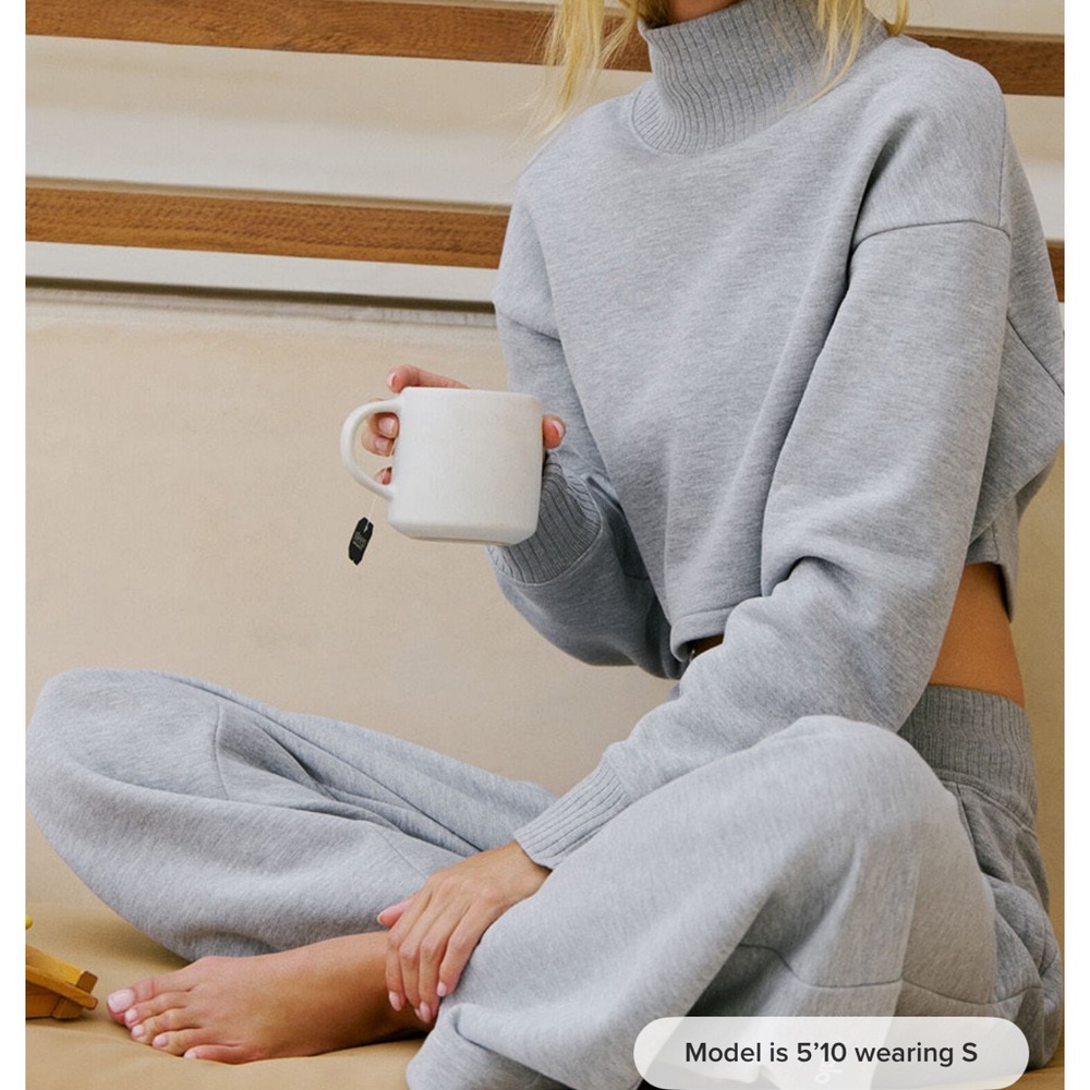 Alo Yoga cropped serenity top - Size S